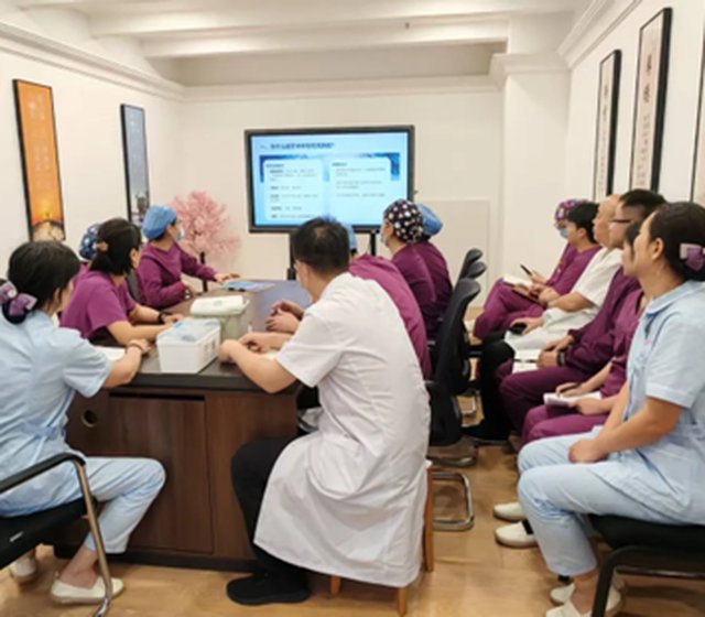 【科研动态】青岛卫康口腔医院组织开展“拔牙术中过敏性休克” 应急演练