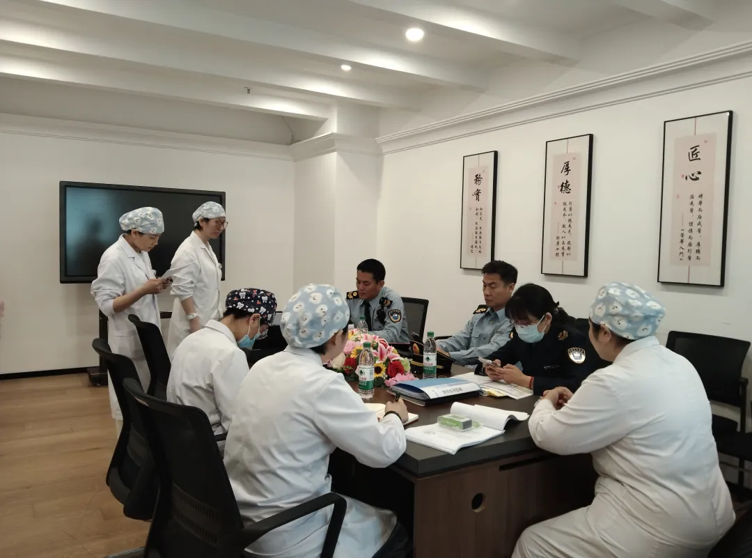 【医院动态】青岛市卫健委监督管理局督导组莅临我院开展依法执业及传染病防治合规检查。