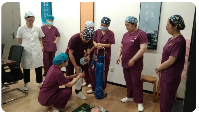 【医院新闻】以练筑防 守护就诊安全｜青岛卫康口腔医院开展心肺复苏应急演练。